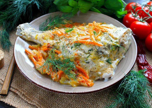 Dorada with vegetables in sour cream