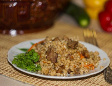 Pearl barley porridge with tomato juice and beef in the oven