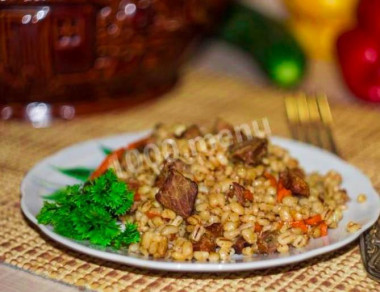 Pearl barley porridge with tomato juice and beef in the oven