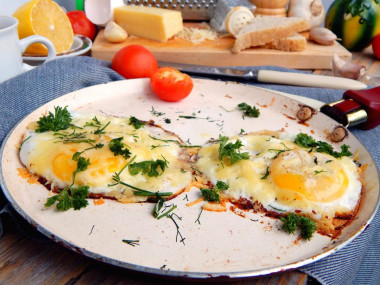 Scrambled eggs with fresh herbs and grated cheese