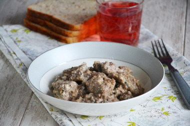 Liver in stewed sour cream with milk