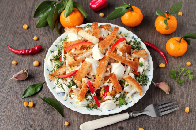 Jealous salad with mozzarella, crackers and tangerines