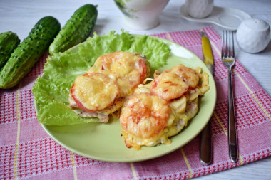 Pork with mayonnaise, tomatoes, champignons and cheese