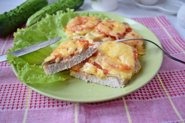 Pork with mayonnaise, tomatoes, champignons and cheese