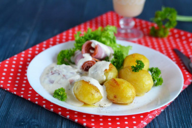 Potatoes with cheese and bacon in the Swiss oven