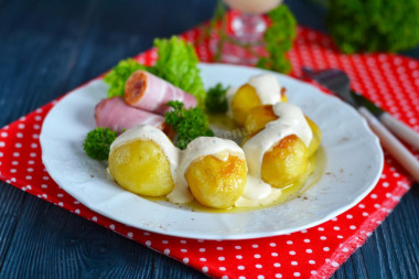 Potatoes with cheese and bacon in the Swiss oven