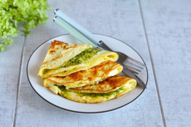 Omelet with pesto and cream cheese