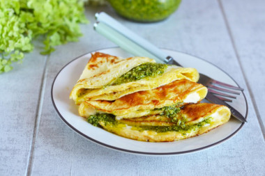 Omelet with pesto and cream cheese