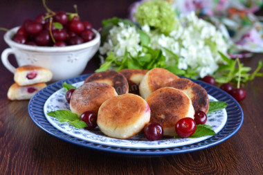 Cottage cheese pancakes with cherries