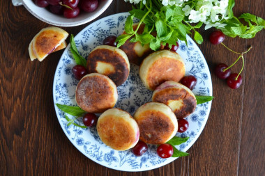 Cottage cheese pancakes with cherries