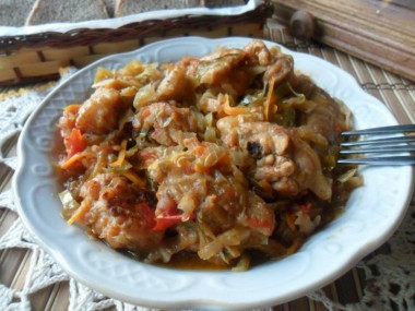 Cabbage hodgepodge with pork, pickles and tomatoes