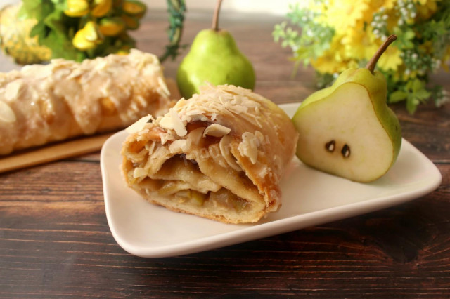 Strudel with fragrant pear in creamy glaze