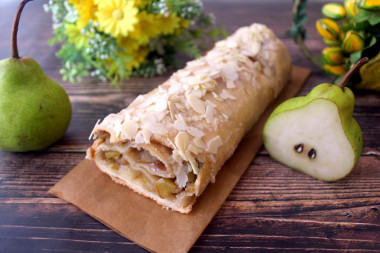 Strudel with fragrant pear in creamy glaze