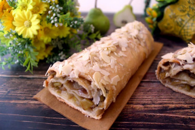 Strudel with fragrant pear in creamy glaze