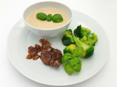 Chicken liver with broccoli and oatmeal protein sauce