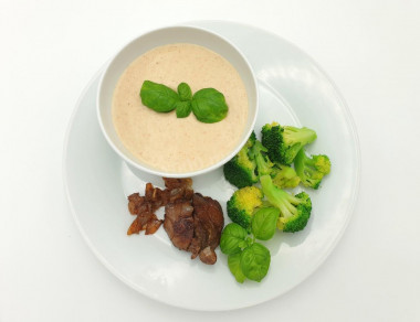 Chicken liver with broccoli and oatmeal protein sauce