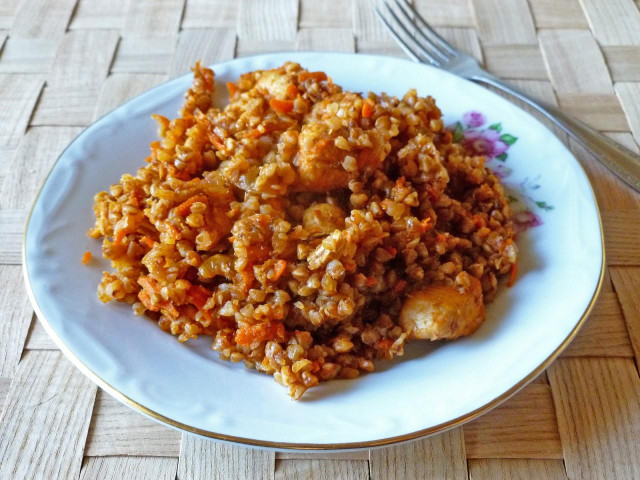 Buckwheat merchant style with carrots and onions chicken