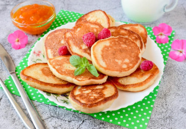 Fluffy pancakes with yeast without eggs