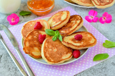 Fluffy pancakes with yeast without eggs