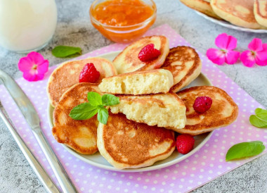 Fluffy pancakes with yeast without eggs