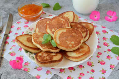 Fluffy pancakes with yeast without eggs