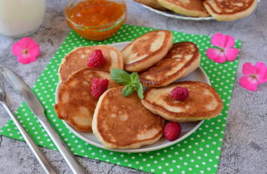 Fluffy pancakes with yeast without eggs