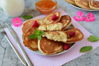 Fluffy pancakes with yeast without eggs