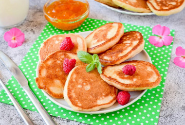 Fluffy pancakes with yeast without eggs