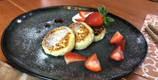 Curd cheesecakes in a frying pan are lush