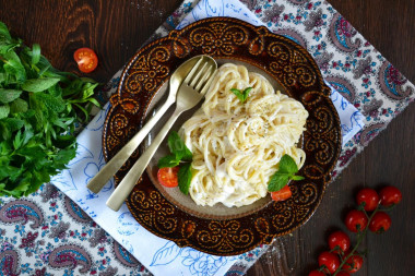 Spaghetti with cheese in cream sauce