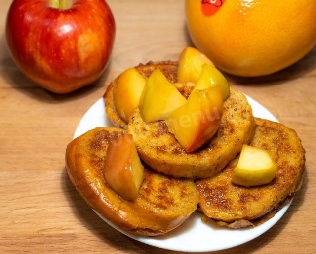 Croutons with apples in batter in a frying pan