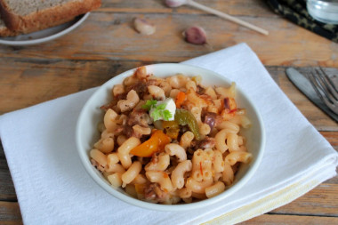 Pasta with minced meat and bell pepper