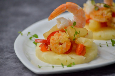 Shrimp with pineapple and bell pepper