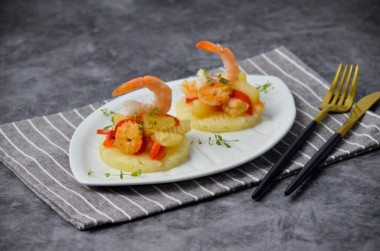 Shrimp with pineapple and bell pepper