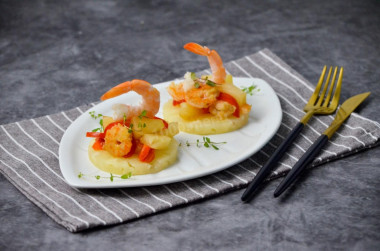 Shrimp with pineapple and bell pepper