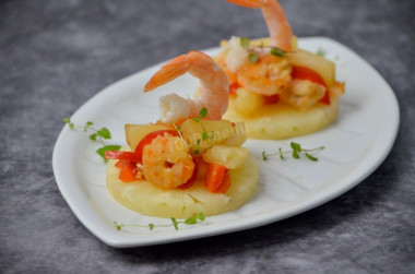 Shrimp with pineapple and bell pepper