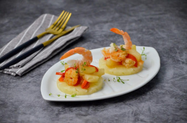 Shrimp with pineapple and bell pepper