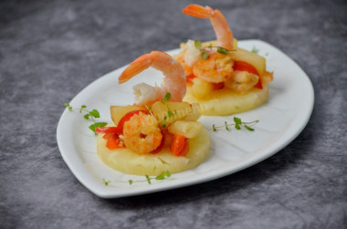 Shrimp with pineapple and bell pepper