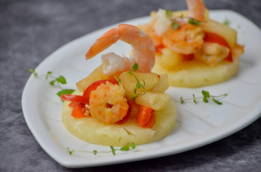 Shrimp with pineapple and bell pepper