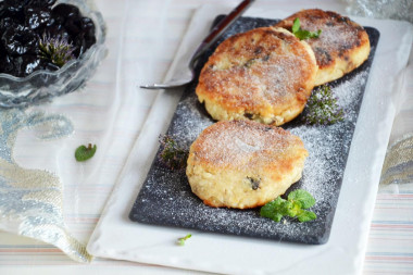 Cheesecakes with prunes in the oven