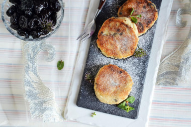 Cheesecakes with prunes in the oven