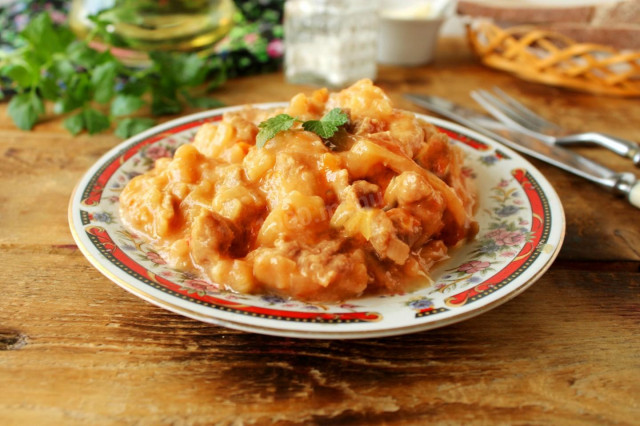 Meat with gravy in a frying pan