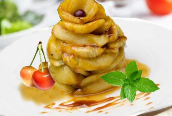 Apples in a pan in caramel with butter