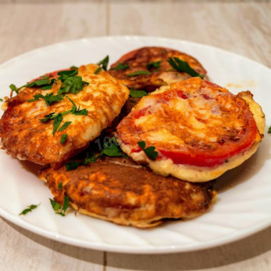 Appetizer of tomatoes fried in cheese batter with herbs