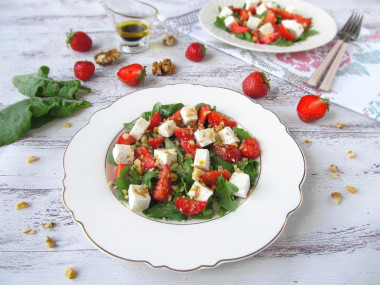 Arugula salad, strawberries and feta cheese