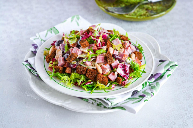 Salad with beans, smoked sausage and crackers