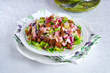 Salad with beans, smoked sausage and crackers