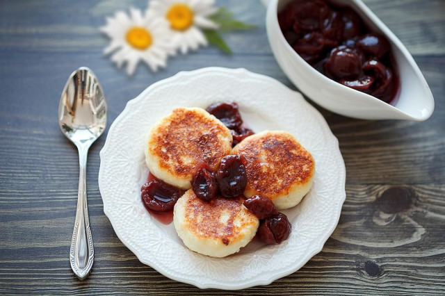 Tender cheesecakes in a frying pan