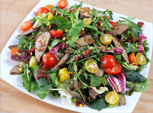 Green salad with chicken liver