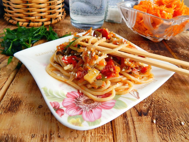 Wok noodles with eggplant, bell pepper and zucchini